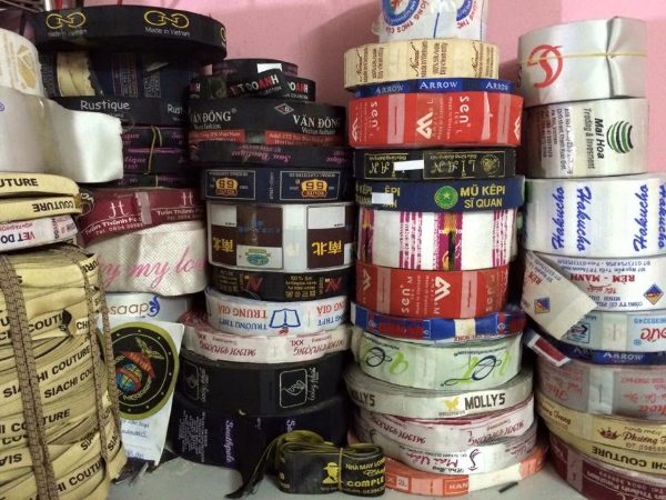 Ảnh thực tế các cuộn nhãn dệt và nhãn in thành phẩm xếp tại Xưởng nhãn mác VDK
